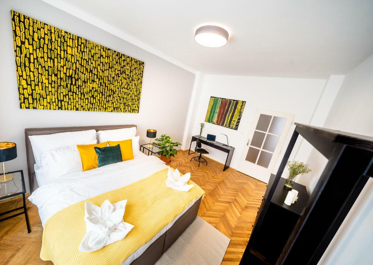 Michal&Michael'S Central Apartments Praha Bagian luar foto